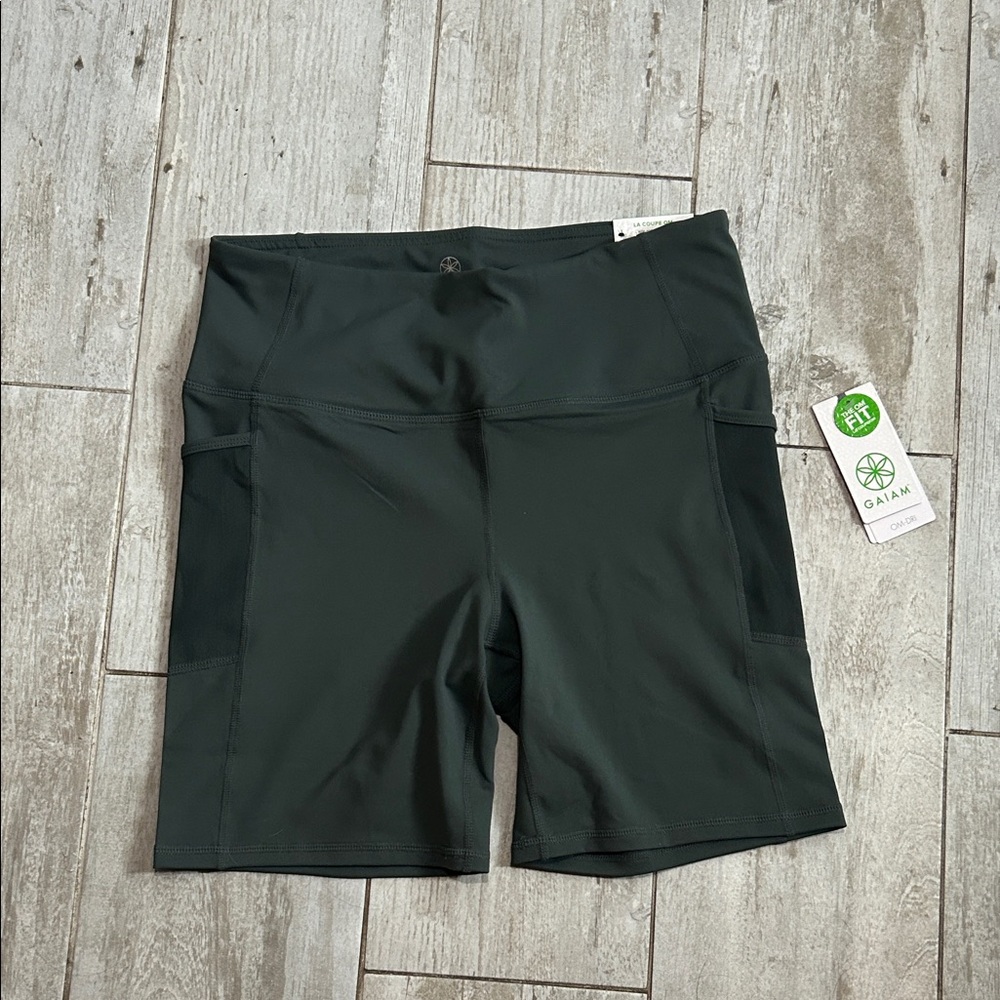 [GAIAM] “Om Hi Rise Urban Chic Mesh Pocket Shorts” - Size Large NWT